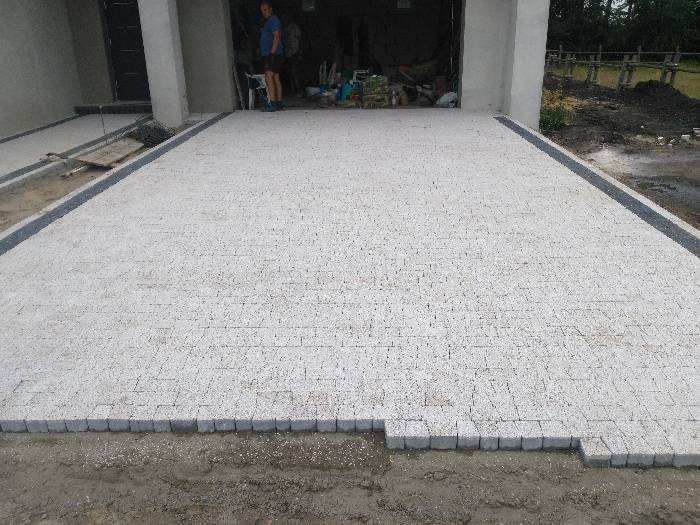 układanie brukowej z materiałem Toruń
